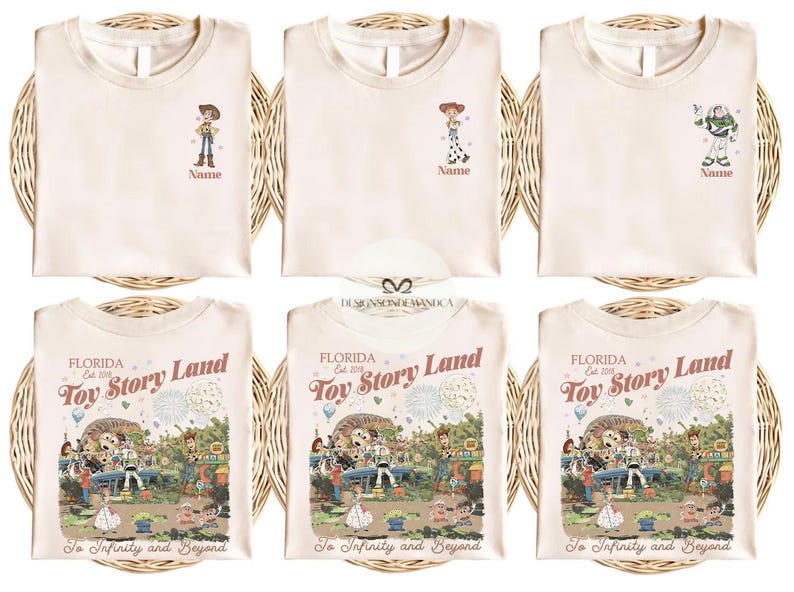Puede incluir: Camisetas color crema con varios dise&ntilde;os de Toy Story. Algunas camisetas presentan ilustraciones de personajes con la opci&oacute;n de nombre, otras muestran un gr&aacute;fico de "Toy Story Land" con el texto "To Infinity and Beyond".