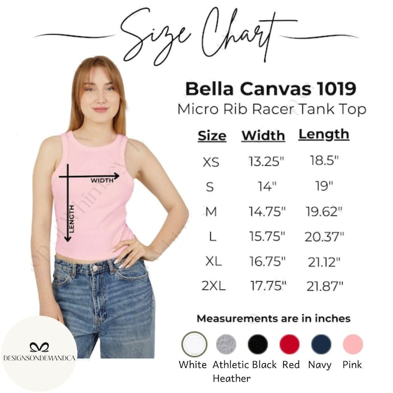 Pu&ograve; includere: Una donna indossa una canotta rosa Bella Canvas 1019 Micro Rib Racer, con una tabella delle taglie in pollici. La tabella elenca le taglie XS a 2XL, con colori tra cui bianco, nero, rosso, blu navy e rosa.