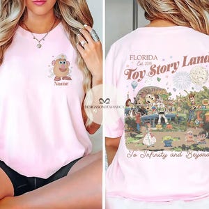 Puede incluir: Camiseta rosa claro con un dise&ntilde;o de Mr. Potato Head en la parte delantera y un dise&ntilde;o de Toy Story Land en la parte trasera. El dise&ntilde;o trasero incluye el texto "FLORIDA Est. 2018" y "To Infinity and Beyond."