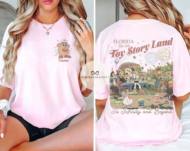 Puede incluir: Camiseta rosa claro con un dise&ntilde;o de Mr. Potato Head en la parte delantera y un dise&ntilde;o de Toy Story Land en la parte trasera. El dise&ntilde;o trasero incluye el texto "FLORIDA Est. 2018" y "To Infinity and Beyond."