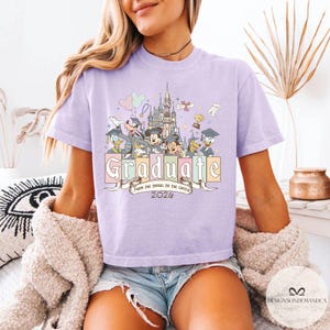 Pu&ograve; includere: Una tazza di ceramica bianca con manico nero e la scritta "But First, Coffee" in stile scritto a mano. La tazza &egrave; su una superficie bianca. La tazza &egrave; alta circa 10 cm.