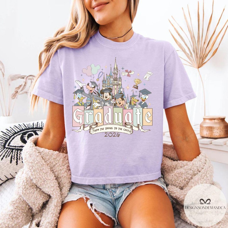 Pu&ograve; includere: Una tazza di ceramica bianca con manico nero e la scritta "But First, Coffee" in stile scritto a mano. La tazza &egrave; su una superficie bianca. La tazza &egrave; alta circa 10 cm.