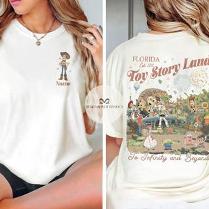 Puede incluir: Camiseta color crema con una imagen de dibujos animados de Woody de Toy Story en la parte delantera, con el campo de nombre debajo. La parte posterior de la camiseta muestra un gr&aacute;fico de Toy Story Land con el texto "FLORIDA Est. 2018 Toy Story Land To Infinity and Beyond."