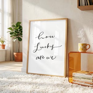 Placa "Que Sorte a Nossa!", Arte de Parede Moderna de Meados do Século XX, Impressão em Caligrafia Cursiva, Decoração para Acima da Cama, Impressão Digital Minimalista