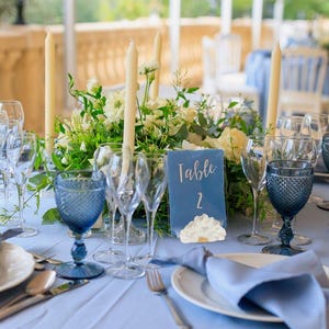 Coloca marcadores, porta menús o porta números de mesa para realzar las mesas de tu boda. Portafotos rústico/boho/romántico. Decoración
