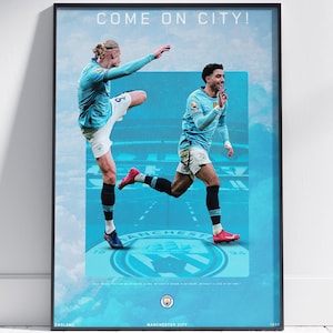 Può includere: Un poster con sfondo blu e bianco che presenta due giocatori di calcio con divise blu e bianche. Il testo "COME ON CITY!" è in cima al poster.