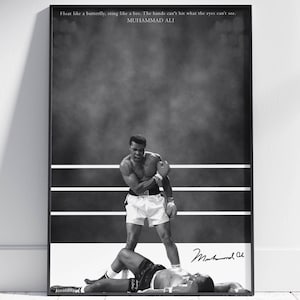 Puede incluir: Póster en blanco y negro con una escena de boxeo y una cita de Muhammad Ali: "Flota como una mariposa, pica como una abeja. Las manos no pueden golpear lo que los ojos no pueden ver."