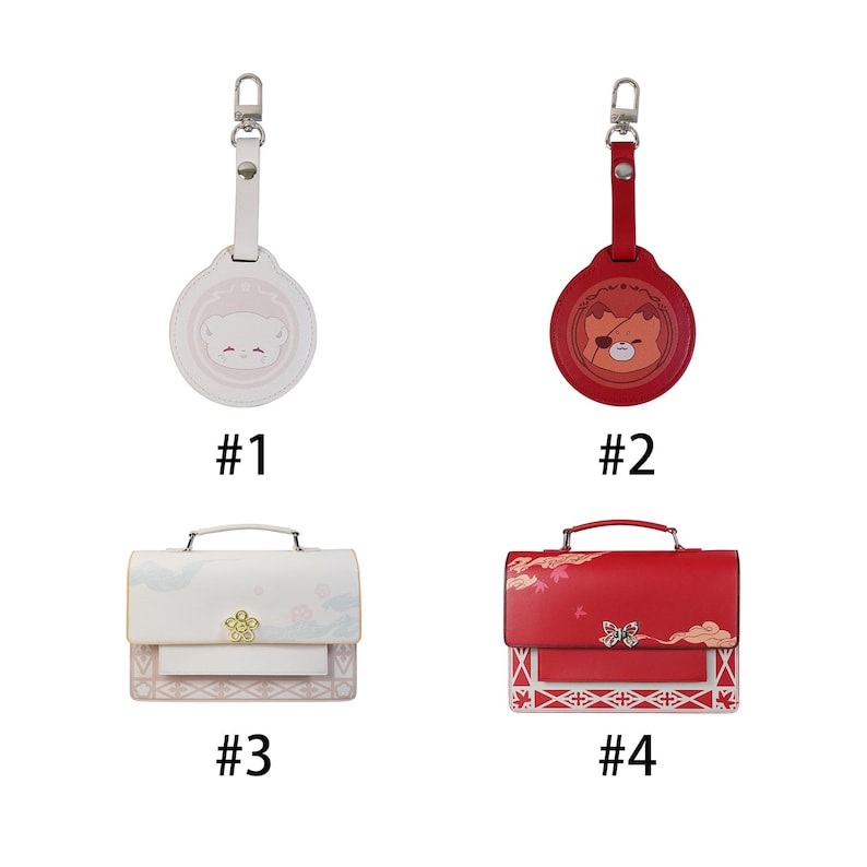 Pu&ograve; includere: Quattro stili diversi di borse e portachiavi. Due portachiavi presentano un design di animali dei cartoni animati bianco e rosso. Due borsette presentano un design floreale bianco e rosso con un accento a farfalla. Le borse sono numerate da 1 a 4.