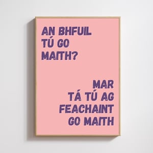 Könnte beinhalten: Ein rosa gerahmter Druck mit dem Text "An bhfuil tú go maith? Mar tá tú ag feachaint go maith" in lila.