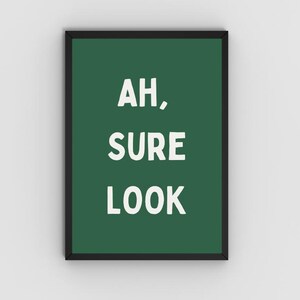 Könnte beinhalten: Ein gerahmter Druck mit grünem Hintergrund und weißem Text, der "AH, SURE LOOK" lautet.