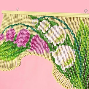 Cortina de cuentas con diseño de lirio de los valles, cortina floral con cuentas de madera para puerta, biombo con flores verdes y blancas, decoración de pared estilo bohemio retro. imagen 3