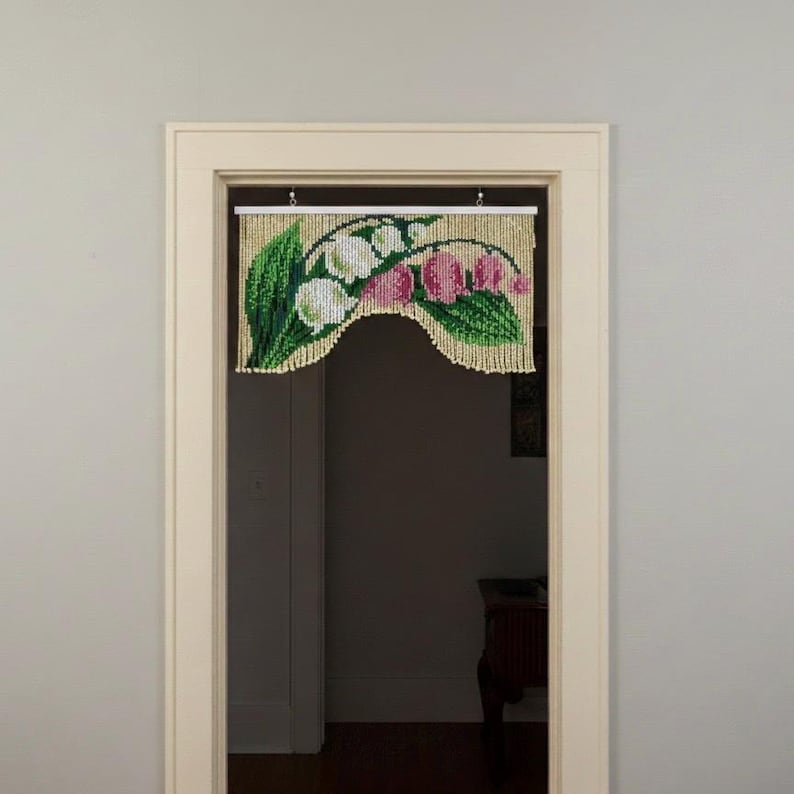 Cortina de cuentas con diseño de lirio de los valles, cortina floral con cuentas de madera para puerta, biombo con flores verdes y blancas, decoración de pared estilo bohemio retro. imagen 8