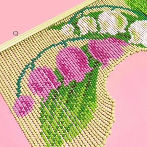 Cortina de cuentas con diseño de lirio de los valles, cortina floral con cuentas de madera para puerta, biombo con flores verdes y blancas, decoración de pared estilo bohemio retro. imagen 5