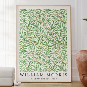 Può includere: Un poster vintage con un motivo ripetitivo di rami di salice verdi su sfondo bianco. Il poster è intitolato "William Morris" con il testo "Willow Bough - 1887" sotto il titolo.