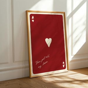 Può includere: Stampa artistica incorniciata raffigurante un Asso di Cuori rosso. La carta ha un cuore bianco al centro, con il testo "You got all my love" in corsivo. La cornice è di colore marrone chiaro.