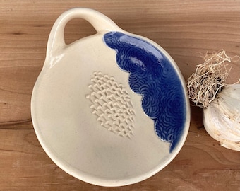 Ceramic garlic grater dipping dish in blue, garlic and oil appetizer dipping bowl, a garlic lovers gift, pottery ginger grater