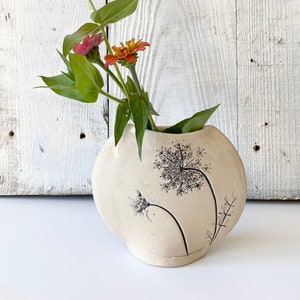 Small round flower vase in white with Queen Anne&#39;s Lace imprint, ceramic decorative bud vase for the modern farmhouse