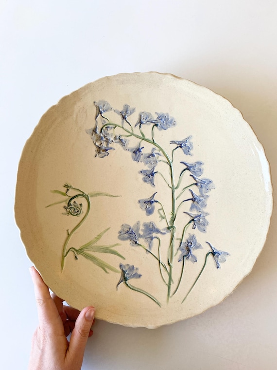 Large ceramic serving platter for entertaining, a decorative salad or fruit bowl with botanical imprint for the farmhouse kitchen