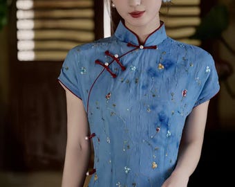 刺繍入りブルーのチャイナドレス、モダンなチャイナドレス、花柄シフォンドレス、エレガントなマンダリンカラー、伝統的なアジアンスタイル