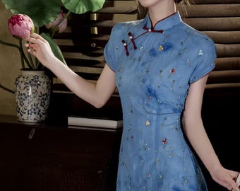 刺繍入りブルーのチャイナドレス、モダンなチャイナドレス、花柄シフォンドレス、エレガントなマンダリンカラー、彼女へのギフト