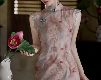 ロータスピンクのチャイナドレス、二重層プリントチュールチャイナドレス、エレガントな中国の花柄ミディドレス、アジアンスタイル