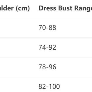 Puede incluir: Una tabla blanca que muestra una tabla de tallas de ropa. La tabla detalla las tallas S, M, L y XL, con medidas para el hombro de la ropa de abrigo, el rango de busto del vestido y el rango de cintura del vestido en cent&iacute;metros.