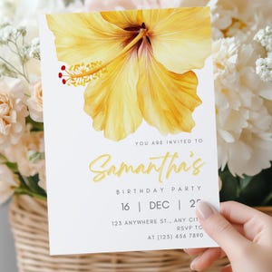 Modelo de convite de aniversário tropical com hibisco amarelo – convite de festa de verão editável para Canva – cartão de aniversário floral para impressão