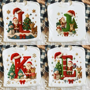 Puede incluir: Camisetas blancas con diseños navideños. Cada camiseta presenta una letra grande (L, I, K o T) en rojo o verde, adornada con Papá Noel, un muñeco de nieve, un árbol de Navidad y un reno. Estrellas y copos de nieve dorados completan el tema festivo.