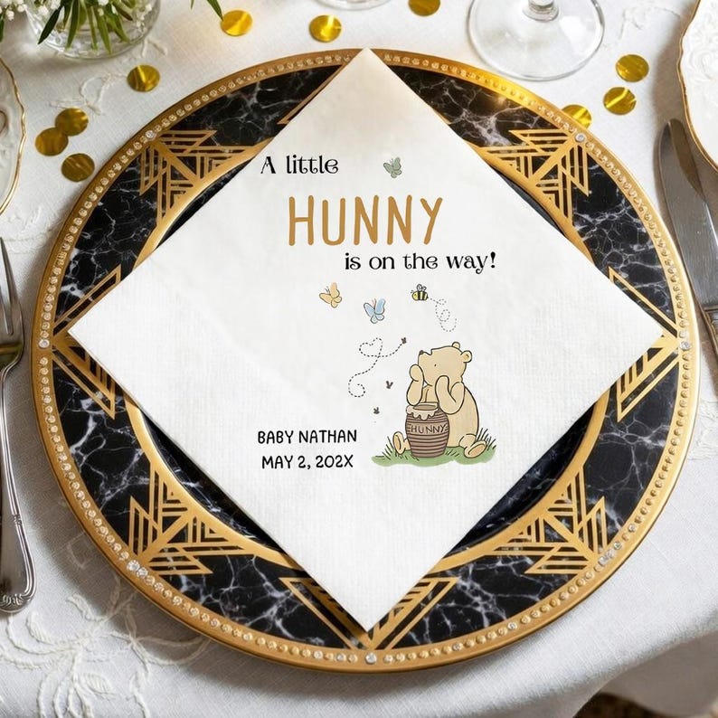 Puede incluir: Una servilleta de papel cuadrada blanca con el texto A little HUNNY is on the way! y un gr&aacute;fico de un oso amarillo sentado junto a un tarro de miel, rodeado de peque&ntilde;as mariposas y una abeja. Abajo, el texto dice BABY NATHAN y MAY 2, 202X.