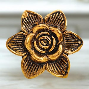 Antiekgouden roosknop: vintage bloemenladekast