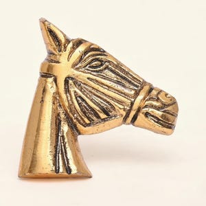 Pomo de cajón antiguo dorado con forma de caballo: decoración rústica del oeste