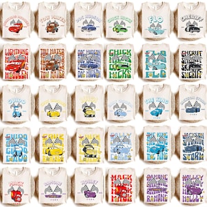 Puede incluir: Colección de camisetas blanquecinas con varios personajes de dibujos animados de coches y nombres como Lightning McQueen y Tow Mater. Cada camiseta tiene un diseño único con banderas a cuadros e ilustraciones de coches.