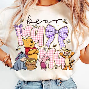 Puede incluir: Una taza de cerámica blanca con un asa negra y el texto "But First, Coffee" en negro y negrita. La taza está sobre una superficie blanca. La taza mide aproximadamente 10 cm de alto.