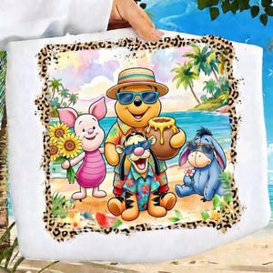 Puede incluir: Bolso tote blanco con una escena de playa colorida con Winnie the Pooh, Piglet, Tigger y Eeyore. Los personajes llevan gafas de sol y camisas tropicales. El bolso tiene un borde con estampado de leopardo.