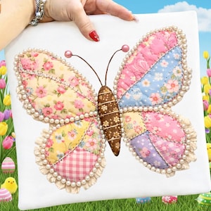 Puede incluir: Una mariposa decorativa hecha de parches de tela en rosa, amarillo, azul y morado, con estampados florales y un ribete de perlas. La mariposa tiene antenas marrones y un cuerpo marrón. Las alas están sobre un fondo blanco.