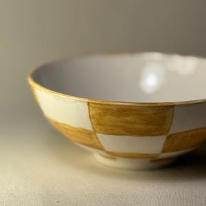 Cuenco de cerámica a cuadros hecho a mano: diseño de cuadrícula en blanco y mostaza, plato artesanal moderno