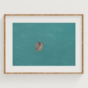 Sea Turtle Ocean Photography Print – Underwater Wall Art, Marine Life Decor, Coastal Bathroom Print, Nature Photography, Beach House Decor