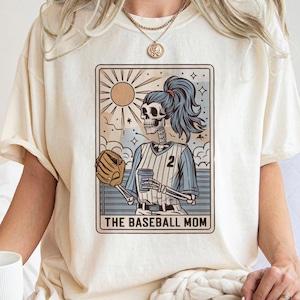 Maglietta personalizzata per mamma di softball, maglietta con tarocchi per mamma di softball, maglietta con scheletro di Halloween per mamma di softball, regalo per la festa della mamma per mamma di softball