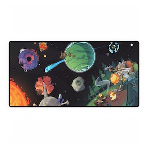 Pode incluir: Tapete de mesa retangular com uma ilustração vibrante com tema espacial. O design inclui planetas, um sol e personagens de desenhos animados em um cenário futurista. A paleta de cores é dominada por azuis, verdes, laranjas e roxos.