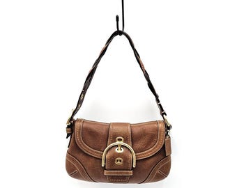 Bolso de hombro Coach Soho vintage de piel marrón con correa de piel trenzada, solapa de piel y hebilla grande de latón. Regalo de graduación. Estilo Y2K Boho-Chic 2006. Estilo n.° 10317.