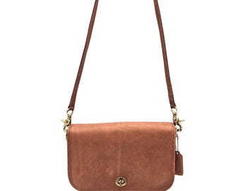 Bolso convertible vintage Coach, bandolera color marrón británico, bolso de hombro raro de los años 80 de Nueva York, bolso de mano de piel auténtica curtida con guantes, cierre giratorio de latón.