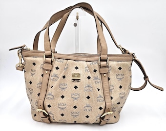 Bolso tote vintage MCM Visetos de 2 vías, color beige. Auténtico bolso cruzado MCM con logo Monogram. Bolso de hombro con cremallera superior. Bolso de trabajo de lona revestida en tono dorado.