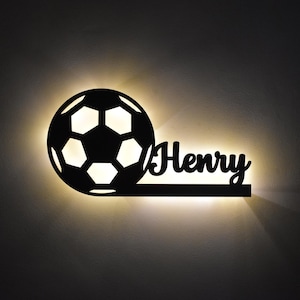 Personalisiertes Nachtlicht Schriftzug mit Fußball – LED-Wandlampe für Kinderzimmer – Namensschild mit Fußball-Motiv –  60 cm