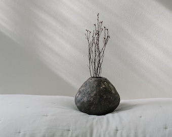 Liten svart keramisk knoppvas | Handgjord ekologisk Wabi Sabi keramik, minimalistisk heminredning