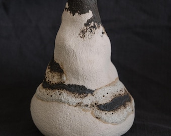 Handbyggd keramisk knoppvas, svartvitt stengods, Wabi Sabi organisk dekor