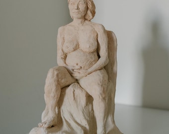 Handskulptur av gravid kvinna i keramik, lerkonst av moderskap, samtida skulptur