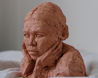 Handgjord lerbystskulptur | Kontemplativ kvinnofigur, meditativ keramisk konst