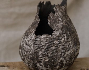 Handgjord skulptural keramisk vas, Wabi Sabi svart stengodskärl, konstdekoration i organisk lera