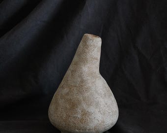 Handgjord beige stengodsvas, organisk skulpturkeramik, Wabi Sabi-dekor