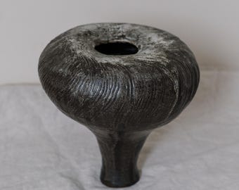 Handgjord svart keramikvas, skulpturalt piedestalkärl, Wabi Sabi stengodskonst